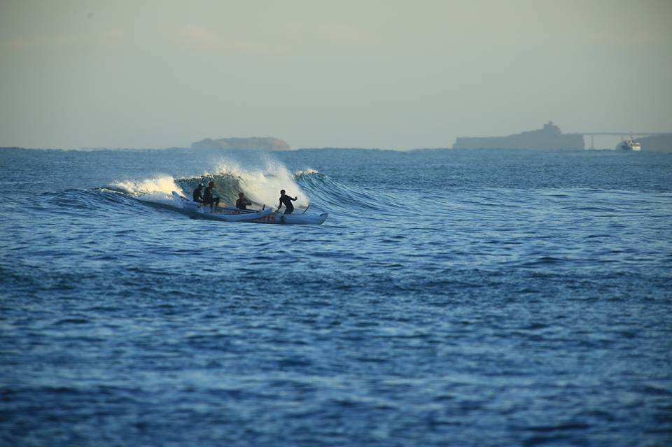 des amis surfent en pirogue hawaiienne a bidart