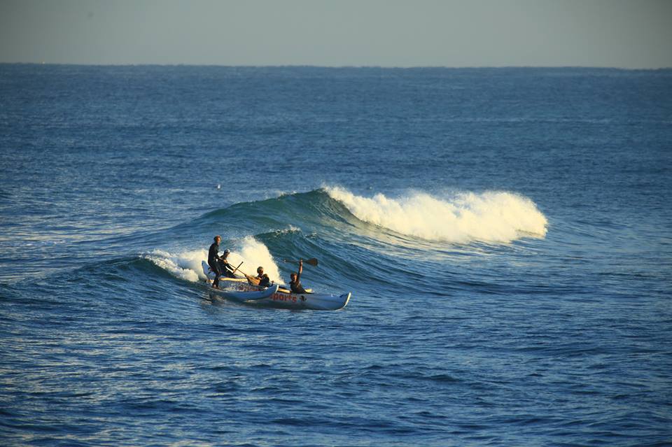 vague surfé en pirogue hawaienne entre copains
