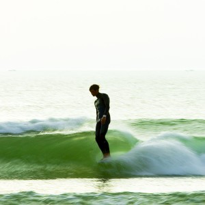 surfer effectuant un nose en surf