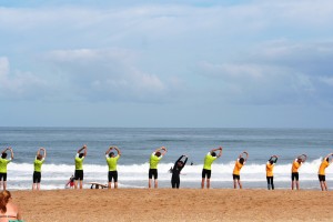 un été au pays basque avec échauffement pendant un cour de surf