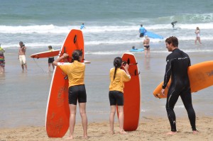 enroulage de leash sur la plage apres une lesson de surf